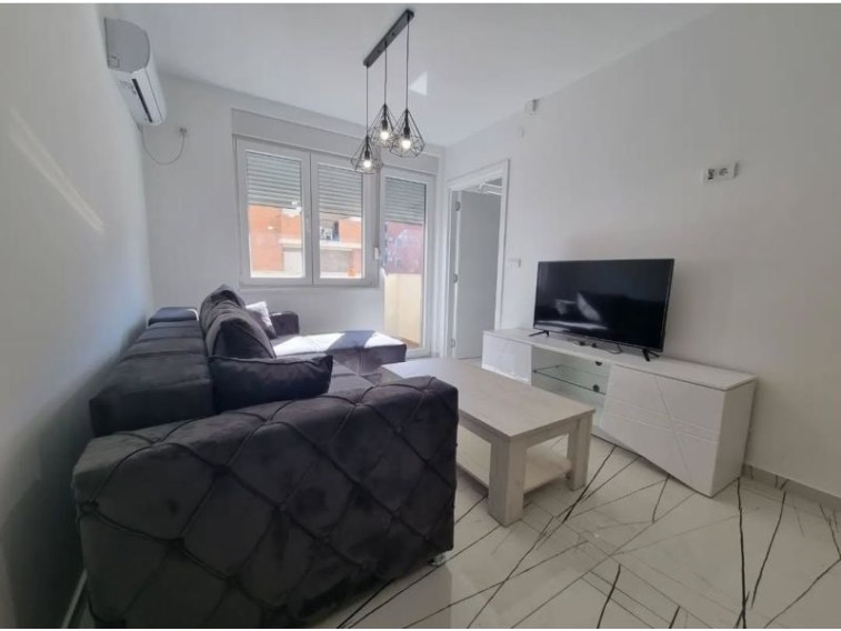Izdat. Jednoiposoban stan za izdavanje, Centar, 400€, 38m²