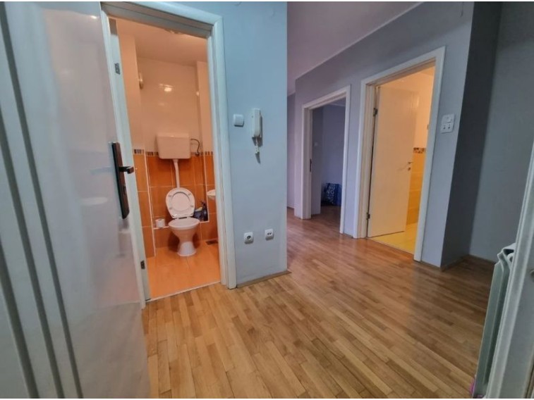 Trosoban stan za izdavanje, Moše Pijade, 350€, 82m²